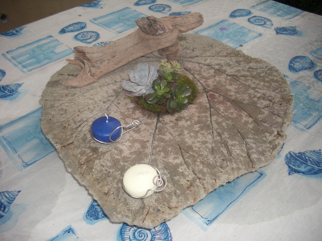 Rabarberblattschale kreiiert und  Ausgarniert 2010
