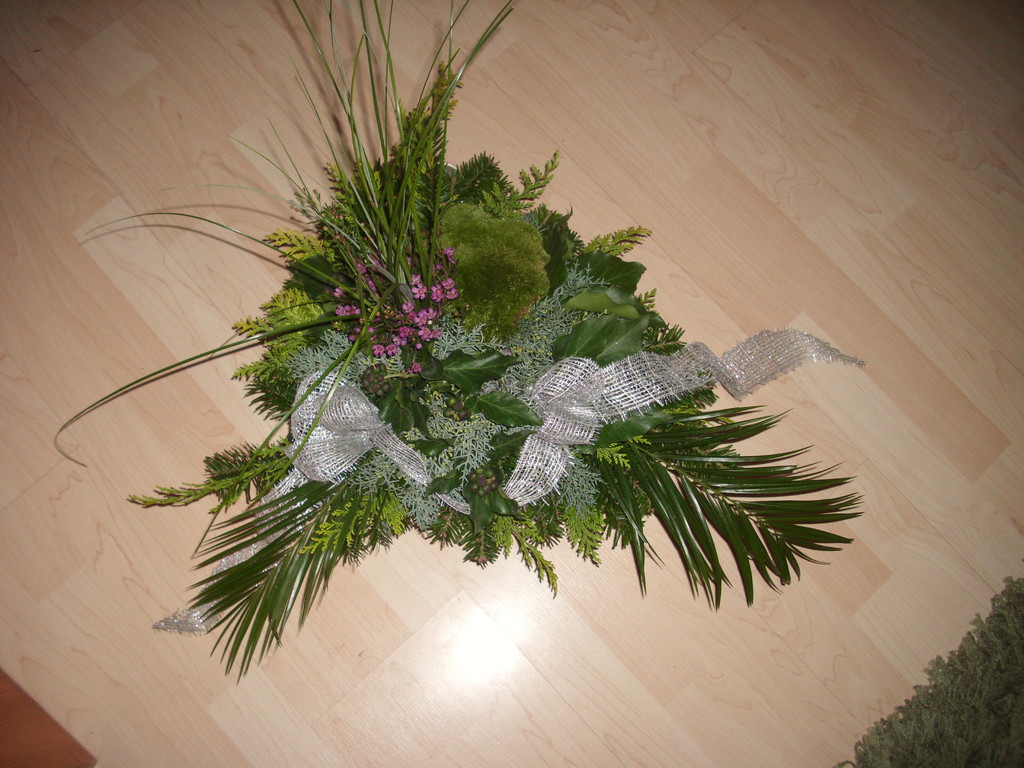 Arrangement  auf Wunsch  2010 mit Wachsblüten,Klumpenmoos,Bärengras und diverse Grün