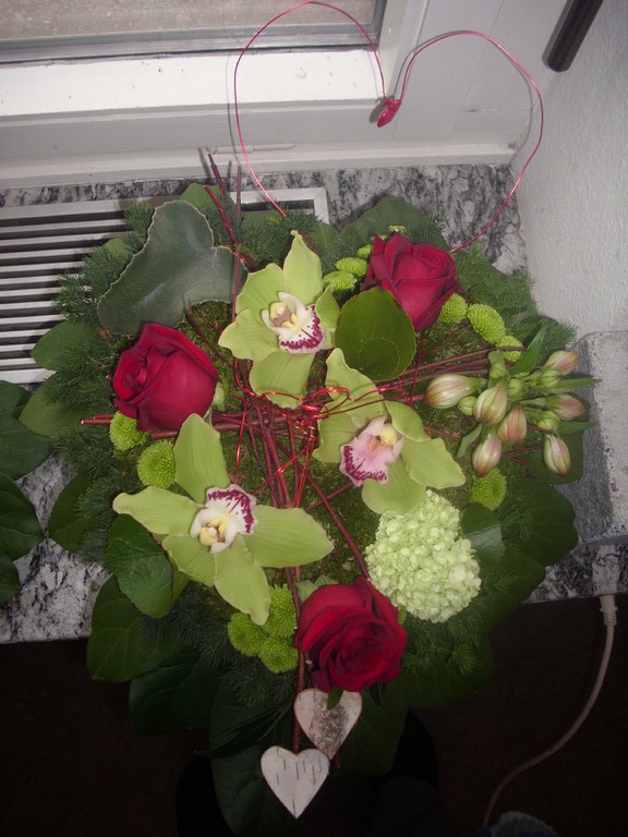 Für  eine Hochzeit ein Herz ausgarniert Sibidium blüten