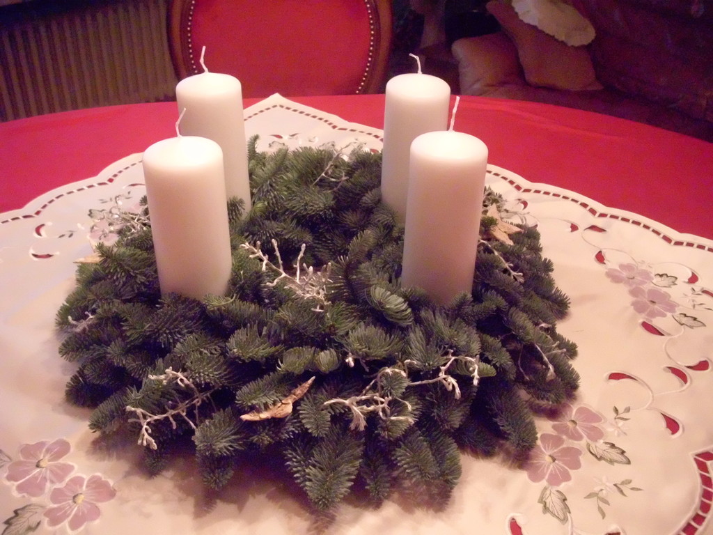 Adventskranz mit Nobilis  und  weissen Kerzen 2010