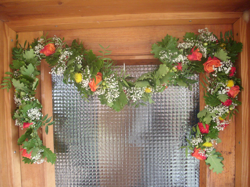 Türgirlade mit Eichenblättern,Gibsophilla(Schleierkraut) orange Rosen und Nelken