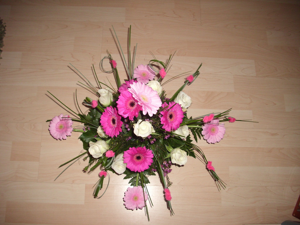 Arrangement mit weissen Rosen, Germiniengerberas rosa-pink