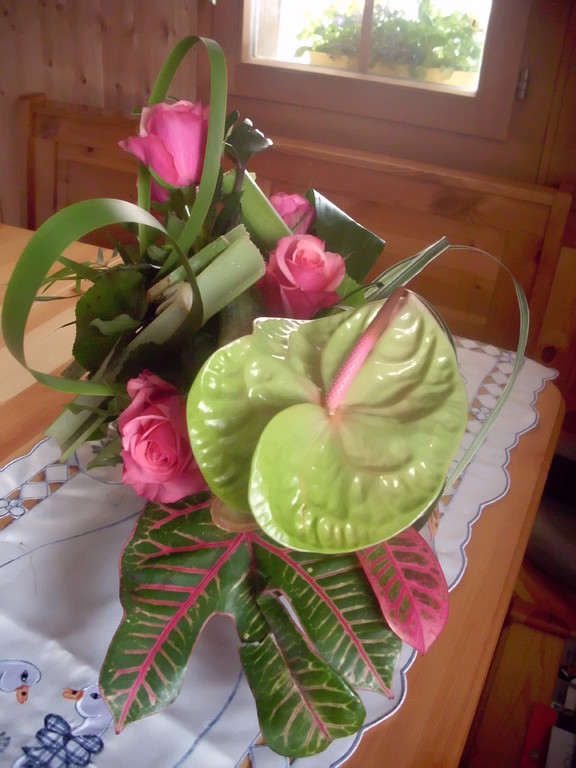 Anthurimblüte ausgarniert mit rosa Rosen,Croton Blatt,Thypa Blätter
